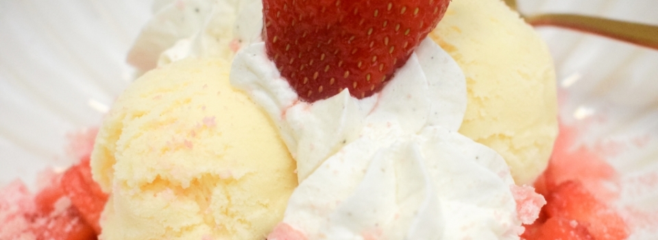 Glace au Sirop de Biscuit Rose avec Salade de Fraises et Chantilly