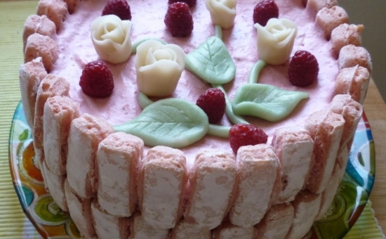 Charlotte aux framboises et biscuits roses