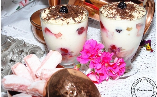 Tiramisu aux fruits rouges, ananas et biscuits roses de Reims