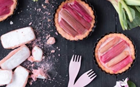 Tartelette pâte sablée aux biscuits roses, fraise et rhubarbe