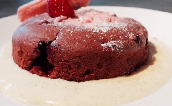 Fondant au chocolat et fruits rouges, crème anglaise au Ratafia et Biscuit Rose
