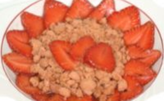 Crumble Rose et soupe de fraises au vinaigre balsamique