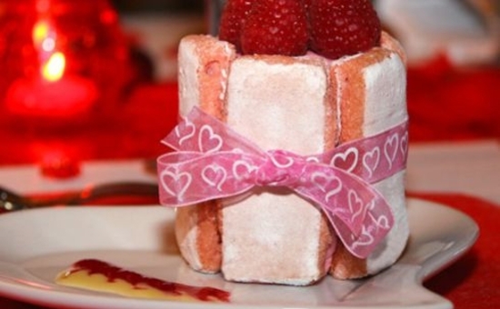 Charlotte à la mousse de framboises aux biscuits roses de Reims