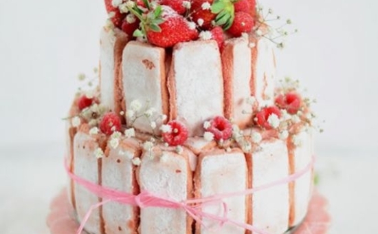 Charlotte aux fraises, rhubarbe, rose et Biscuits Roses de Reims