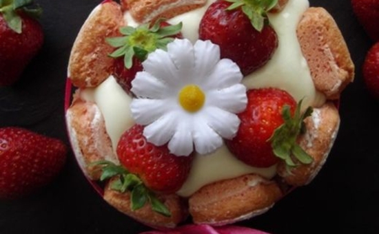 Mini charlotte biscuits roses de Reims, chocolat blanc et fraises fraîches