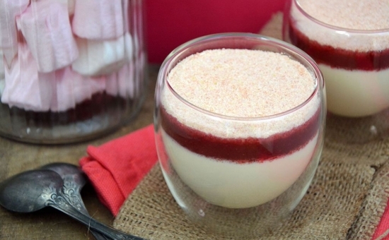 Panna cotta vanille, coulis de framboise et poudre de macarons amande Fossier