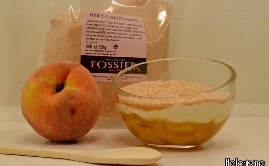 Compotée de pêches chantilly et poudre de macarons amande Fossier