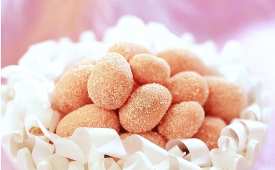 Œufs de Pâques en biscuits roses