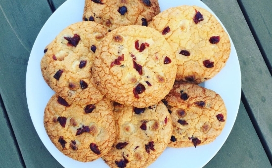Cookies poudre de macarons / chocolat blanc et cranberries