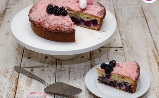 Gâteau aux mûres et poudre de Biscuits Roses de Reims