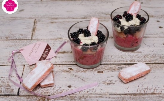 Verrines de mousse de mûres, chantilly et Biscuits Roses de Reims