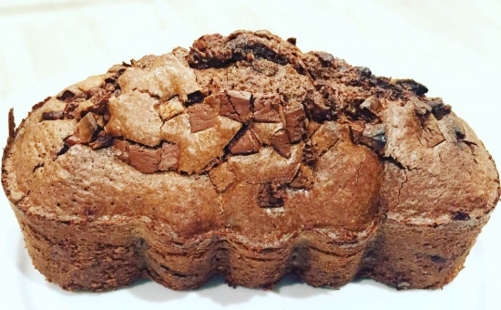 Cake chocolat, pépites de chocolat et poudre de macarons amande