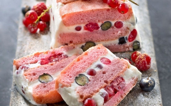 Bûche de Noël aux fruits rouges et à la brousse