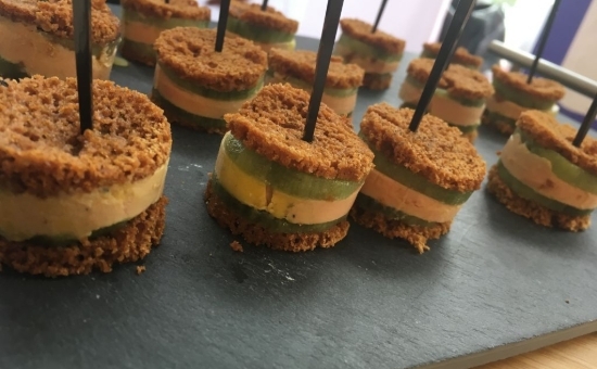 Opéra de foie gras, pain d’épices et kiwi