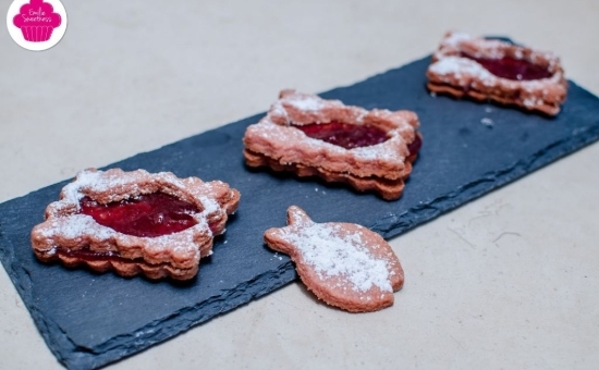Biscuits à la poudre de Biscuits Roses fourrés à la confiture