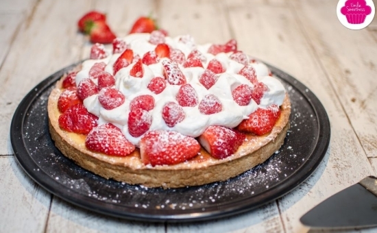 Tarte amandine Biscuits Roses, fraises, framboises et chantilly maison