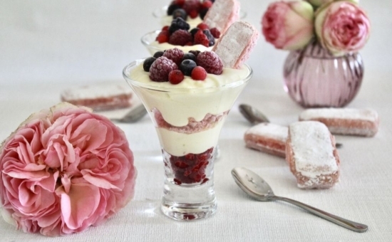 Tiramisu aux fruits rouges et Biscuits Roses