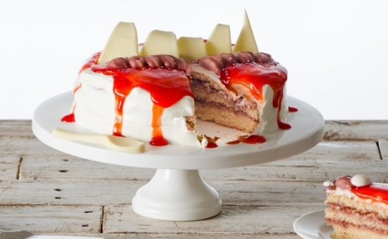 Layer cake à la confiture de fraises et génoise aux Biscuits Roses