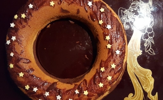 Marbré au chocolat noir et à la poudre de biscuits roses