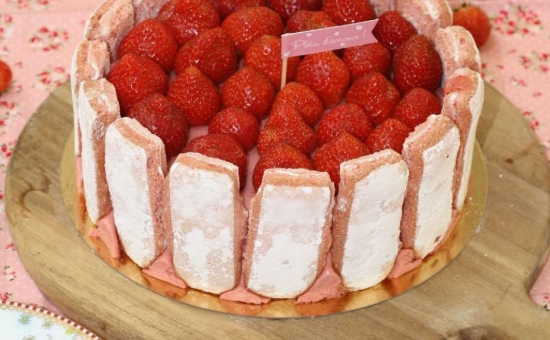 Charlotte aux Biscuits Roses de Reims et bavaroise à la fraise