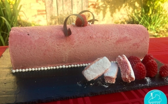 Bûche de Noël framboise, chocolat et Biscuits Roses de Reims