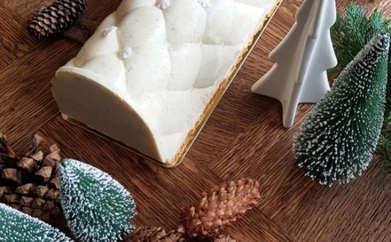 Bûche de Noël vanille, poire caramel fleur de sel & Biscuits Roses