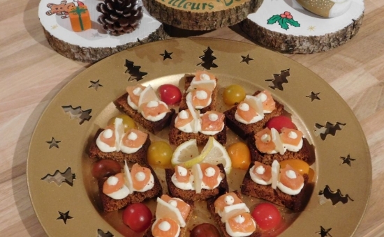 Canapés de pain d'épices au saumon fumé et citron