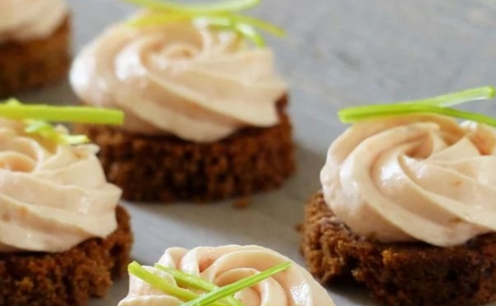 Toasts de pain d’épices au saumon fumé