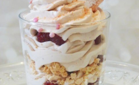 Verrine Biscuits Roses, Macarons et chantilly