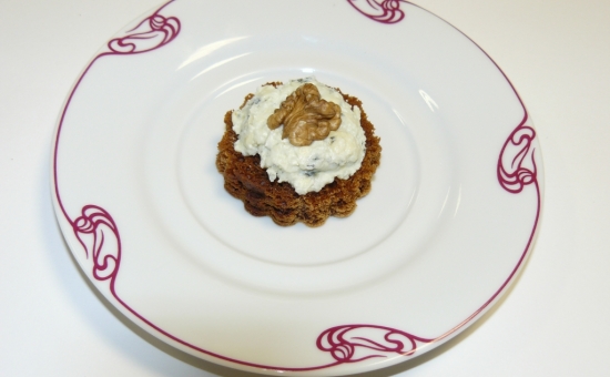 Canapés de pain d'épices au roquefort et aux noix