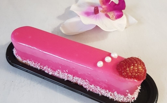 Eclairs Biscuits Roses, mousse aux framboises avec insert de meringue