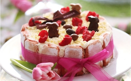 Charlotte chocolat blanc, framboises et Biscuits Roses de Reims