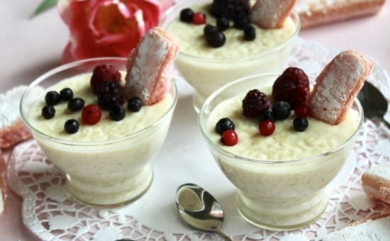 RIZ AU LAIT, BISCUITS ROSES DE REIMS ET FRUITS ROUGES