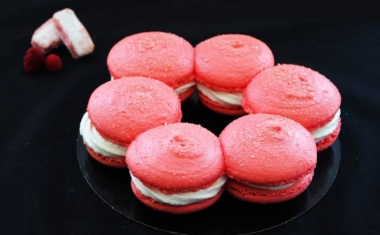 Couronne de macarons aux Biscuits Roses de Reims, chantilly et framboise
