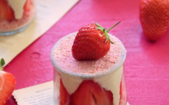 Verrines fraises, Biscuits Roses de Reims & mousse de pistache