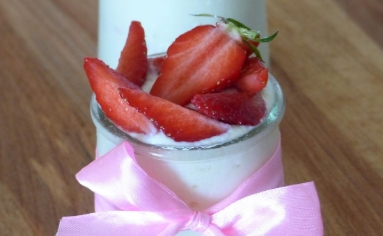 Tiramisu de fromage blanc au thé jasmin, fraises et Biscuits Roses de Reims