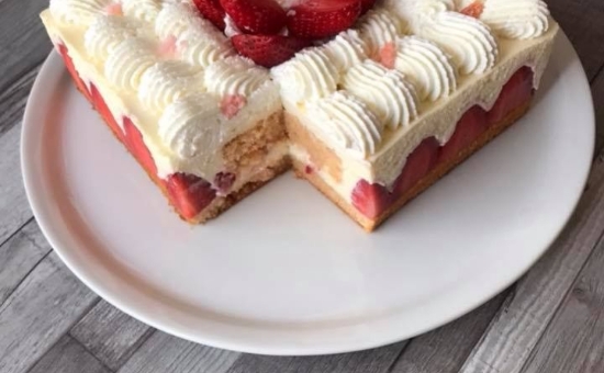 Fraisier aux Biscuits Roses de Reims
