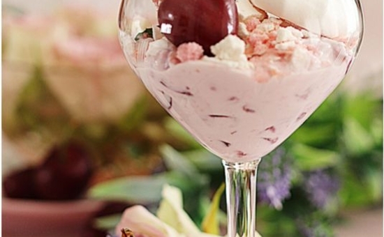Verrine fromage blanc aux cerises et son croquant meringue / Biscuit Rose