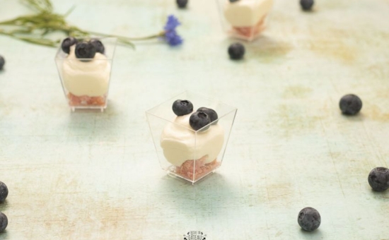 Cheesecake sans cuisson en verrines : myrtilles / Biscuits Roses de Reims
