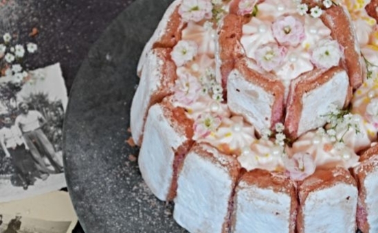 Charlotte aux litchis, à la rose & Biscuits Roses façon pièce montée