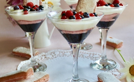 Délice fruité au confit de cassis, Biscuits Roses et fromage blanc vanillé