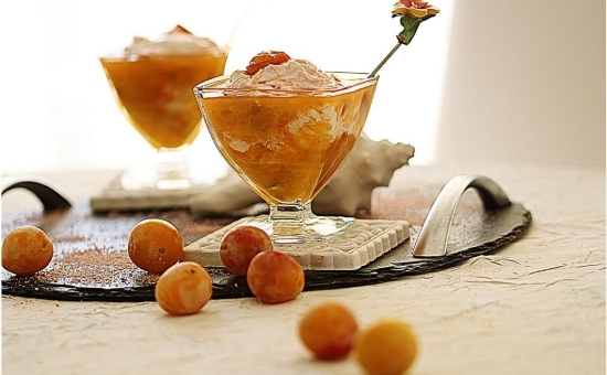 Compotée de mirabelles au fromage blanc et poudre de Biscuit Rose