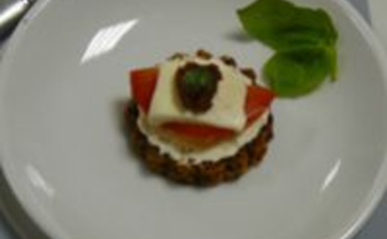 Canapés de pains d'épices à la mozzarella et au confit de tomate