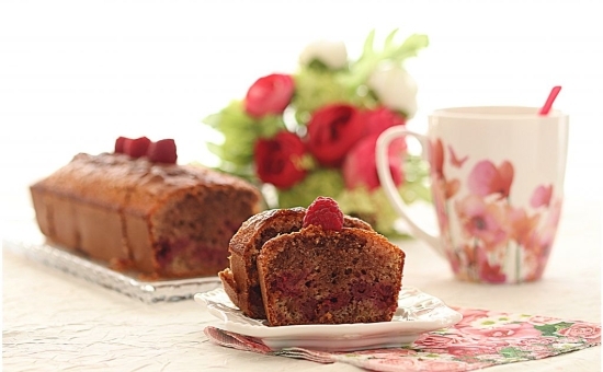 Gâteau yaourt aux Biscuits Roses, huile de coco et framboises fraiches....