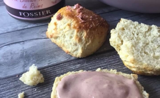Scones aux éclats de coque de macarons à la framboise et pâte à tartiner au Bisc