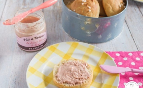 Pain au lait rond et pâte à tartiner au Biscuit Rose