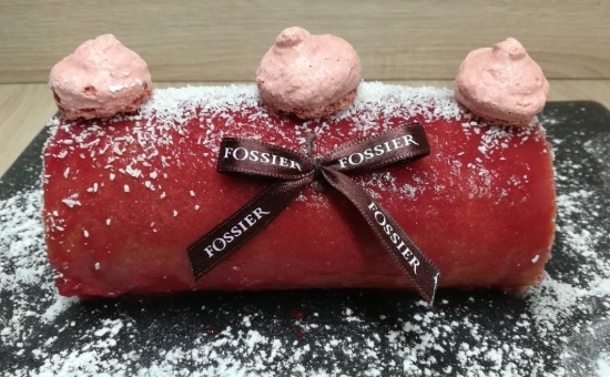 Bûche ganache framboise, chocolat blanc et morceaux macarons à la framboise