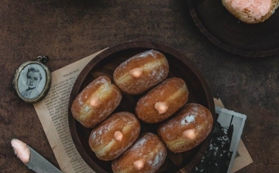 Beignets fourrés à la crème pâtissière aux Biscuits Roses de Reims
