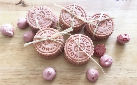 Sablés maison à base de poudre de macarons framboises