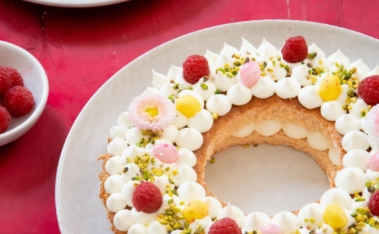 Couronne de Pâques aux Biscuits Roses,chocolat blanc,framboise & pistache